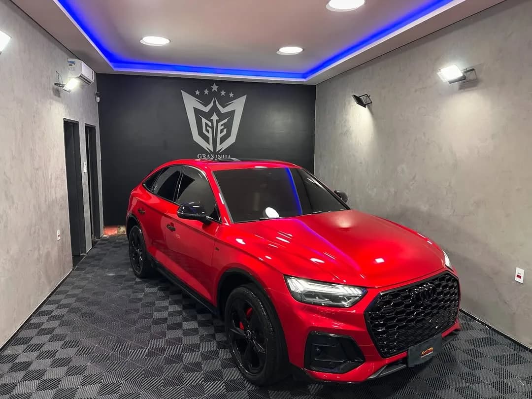 Baia de trabalho com Audi Q5 sob o logo Graxinha
