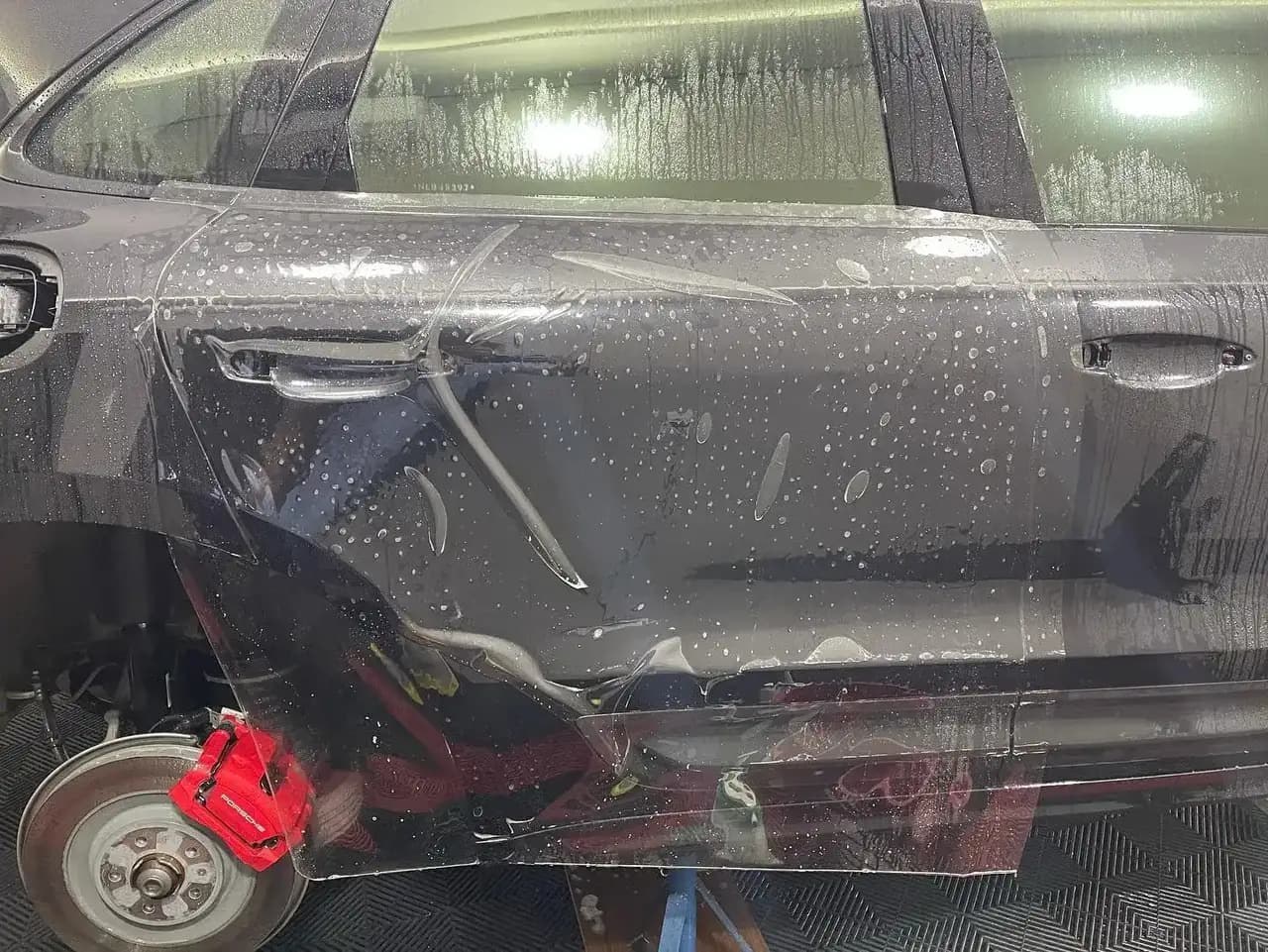 Detalhe do PPF sendo aplicado no Porsche Macan