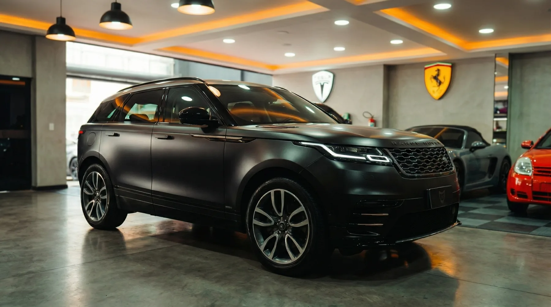Range Rover Velar após o envelopamento — ambiente Graxinha