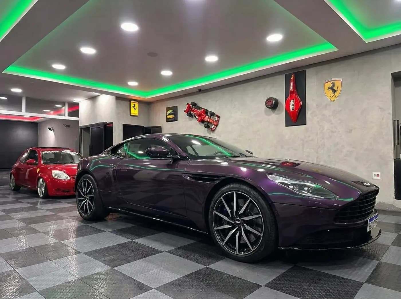 Aston Martin DB11 no showroom Graxinha