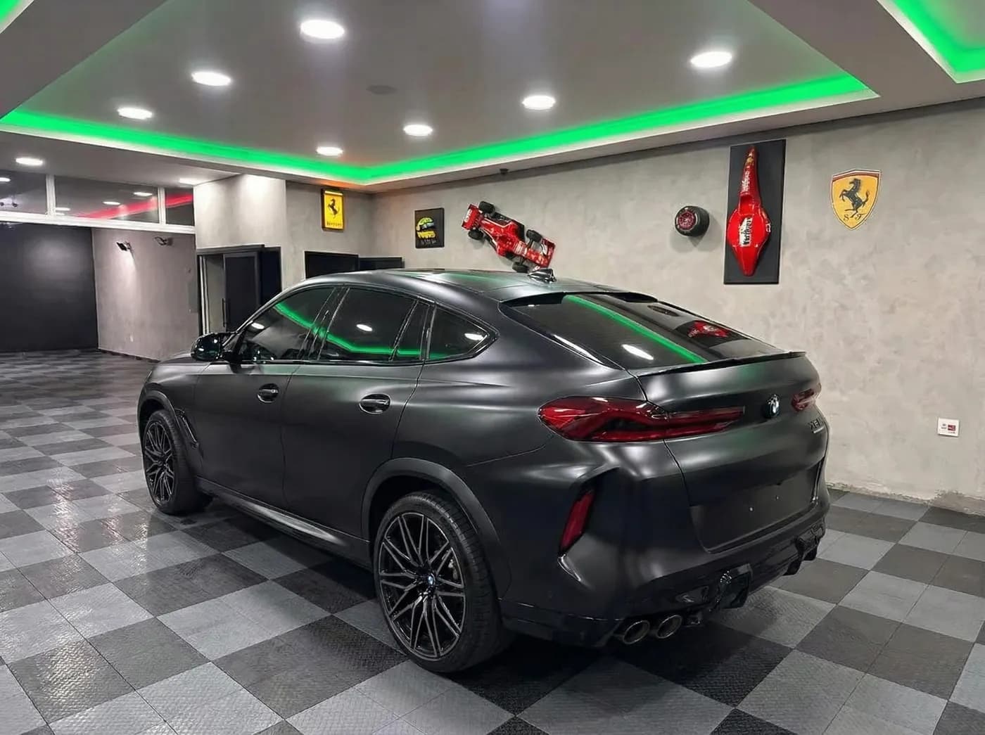 BMW X6 M Competition no showroom Graxinha