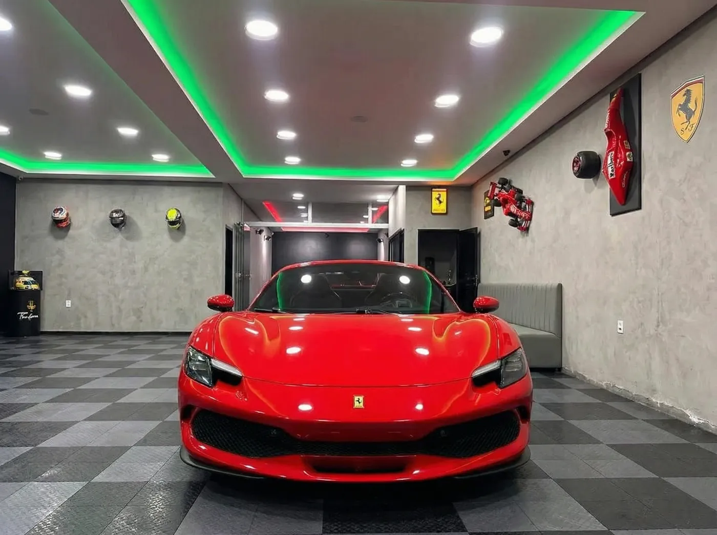 Ferrari SF90 Stradale no showroom Graxinha