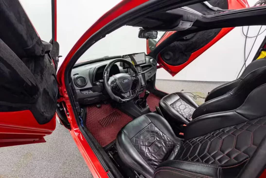 Interior do Karrari — bancos LaFerrari e painel digital